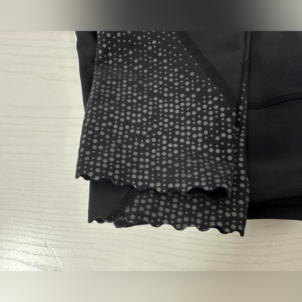 Lululemon Size 6 Tights Black Scalloped Hem Reflective Tightest Stuff - Picture 6 of 9